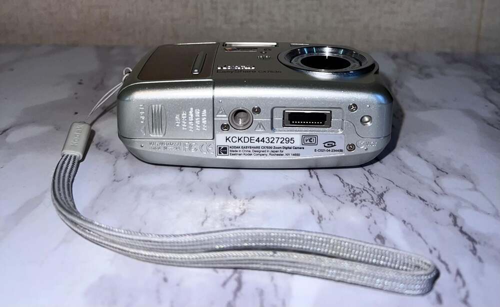 Kodak EasyShare CX7530 5.0MP Digital Camera - Silver - Picture 6 of 12